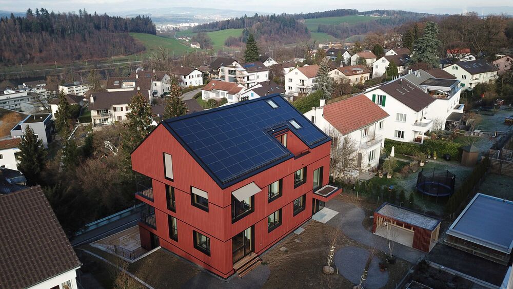 Bis anhin waren Zusammenschlüsse zum Eigenverbrauch (ZEV) meist nur im Rahmen einer Totalsanierung finanzierbar, wie im Beispiel dieses Mehrfamilienhauses in Luzern. Dank vZEV wir die Solarenergienutzung nun auch im Bestand attraktiver. (Foto: Egon AG)